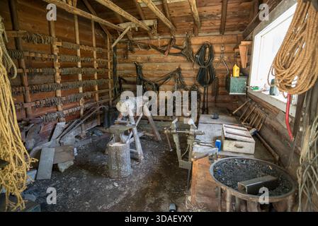 Innenraum der Schmiede im Schafer Work Center, Great Bear Wilderness, Montana, USA. Stockfoto
