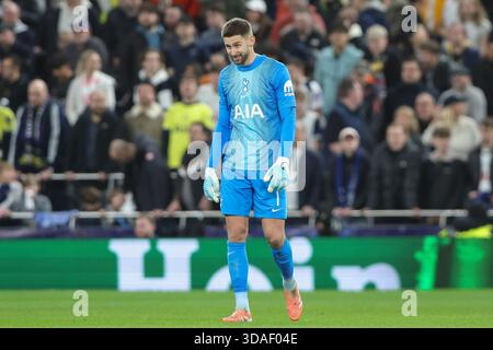 Tottenham Hotspur Stadium, London, Großbritannien. Dezember 2025. UEFA Champions League Football, Tottenham Hotspur gegen Slavia Prag; Guglielmo Vicario von Tottenham Hotspur Credit: Action Plus Sports/Alamy Live News Stockfoto