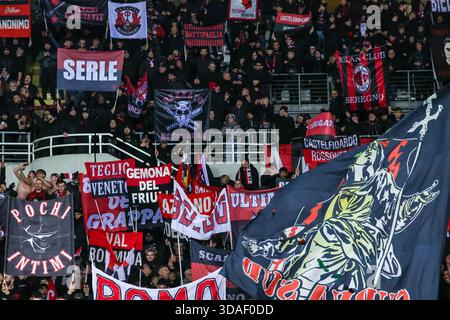 Fans des AC Mailand wurden 2025/26 während des Fußballspiels der Serie A zwischen dem FC Torino und dem AC Mailand im Olimpico Grande Torino Stadion in Turin gesehen Stockfoto