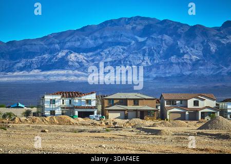 Neubau und Wohnbau mit Bergkulisse in Nevada Stockfoto