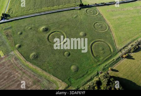 Oakley Down Barrow Cemetery, Dorset. Bronzzeitliche Hügel, Scheiben- und Schüssel-barrow-Inhumation und Einäscherungsbeerdigungen. Ackling Dyke Roman Road unten rechts Stockfoto