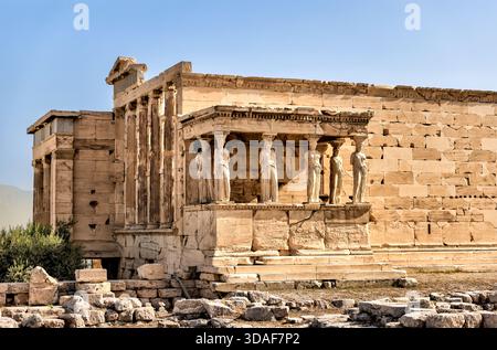 Veranda der Karyatiden im Erechtheion auf der Akropolis in Athen Griechenland mit Skulpturen weiblicher Säulen aus antikem Marmor. Stockfoto