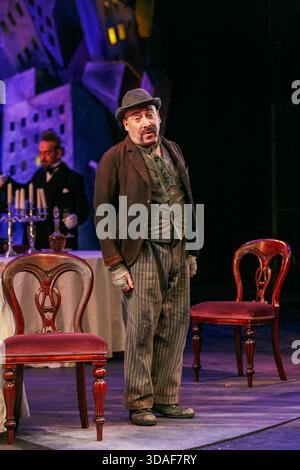 Antony Sher (Wilhelm Voigt) in DER KAPITÄNIN von KOPENICK von Carl Zuckmayer am Olivier Theatre, National Theatre (NT), London SE1 05/02/2013 in einer neuen englischen Fassung von Ron Hutchinson Design: Anthony Ward Beleuchtung: Neil Austin Regie: Adrian Noble Stockfoto