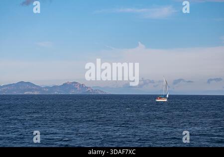 Blick von Saint-Tropez auf das Mittelmeer und ein Segelboot darin Stockfoto