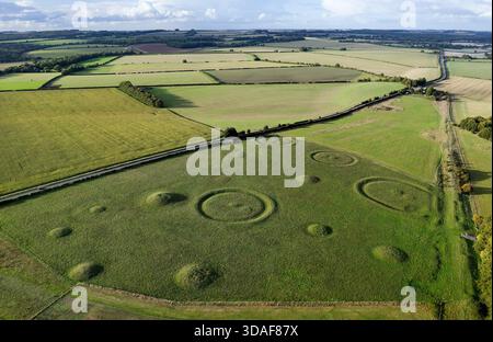 Oakley Down Barrow Cemetery, Dorset. Bronzzeitliche Hügel, Scheiben- und Schüssel-barrow-Inhumation und Einäscherungsbeerdigungen. Ackling Dyke Roman Road auf der rechten Seite Stockfoto