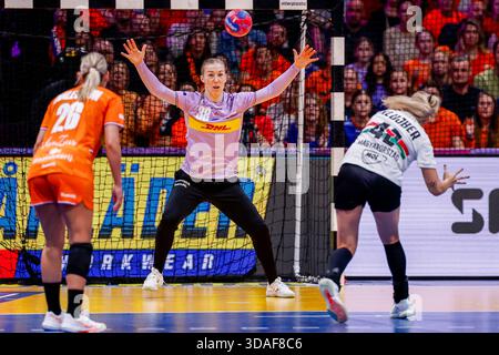 Torhüterin Yara ten holte der Niederlande beim 27. Viertelfinalspiel der IHF Handball-Weltmeisterschaft zwischen den Niederlanden und Ungarn am 10. Dezember 2025 in Ahoy in Rotterdam, Niederlande. (Foto: Marcel ter Bals/MTB-Photo/Alamy Live News) Stockfoto