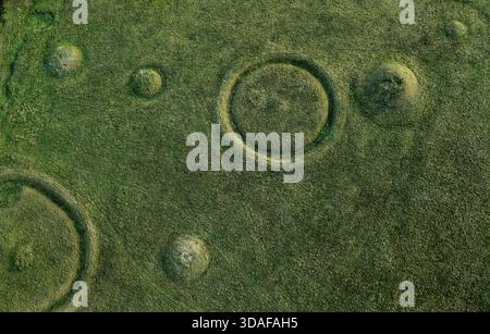 Oakley Down Barrow Cemetery, Dorset. BirdsEye-Ansicht eines Teils der Hauptgruppe. Bronzezeithügel und Scheibenkarren. Inhumations- und Einäscherungsbegräbnisse Stockfoto