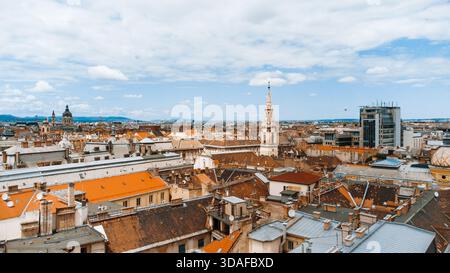 Aus der Vogelperspektive auf pulsierende Dächer und historische Türme unter einem riesigen Himmel, Budapest, Ungarn. Stockfoto