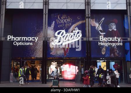 London, Großbritannien. Dezember 2025. Außenansicht des Boots Stores in der Oxford Street. Quelle: Vuk Valcic/Alamy Stockfoto