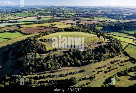 Cadbury Castle. Bronze- und Eisenzeit-Hügel, South Cadbury, Somerset. Neolithisch bis ins Mittelalter mit König Arthur Camelot Tradition. Ansicht nach NE Stockfoto