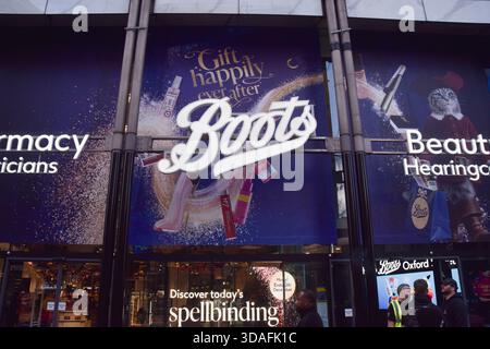 London, Großbritannien. Dezember 2025. Außenansicht des Boots Stores in der Oxford Street. Quelle: Vuk Valcic/Alamy Stockfoto