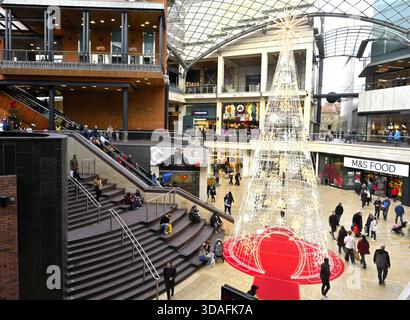 Im Bristol Cabot Circus Einkaufszentrum mit einigen Weihnachtsdekorationen Stockfoto