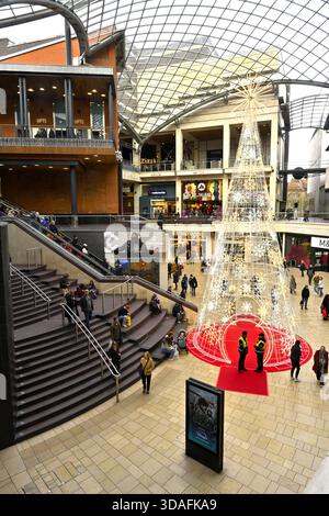 Im Bristol Cabot Circus Einkaufszentrum mit einigen Weihnachtsdekorationen Stockfoto