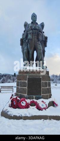 Das schneebedeckte Commando Memorial in der Nähe der Spean Bridge, Schottland, steht stolz in der Winterlandschaft Stockfoto