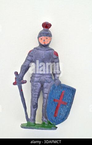 Vintage-Modell des mittelalterlichen englischen Ritters oder Kreuzfahrers in Rüstung mit Schwert und Schild Stockfoto