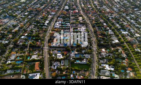 Aus der Vogelperspektive auf Luxushäuser und gepflegtes Grün schaffen einen atemberaubenden Teppich aus Wohlstand und Gelassenheit in Beverly Hills, Kalifornien, USA. Stockfoto