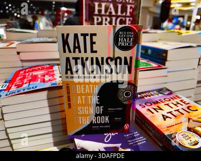 Manchester, Großbritannien – 15. November 2025: Eine geschäftige Buchhandlung mit Kate Atkinson unter anderen Titeln. Stockfoto
