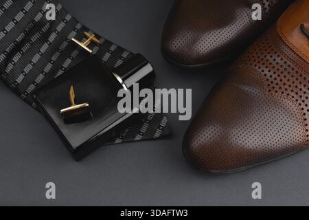 Herrenaccessoires. Parfüm und Manschettenknöpfe. Stockfoto