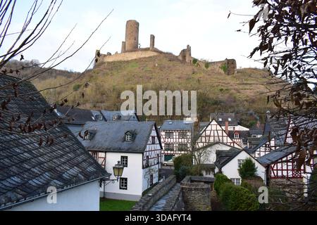 Schloss Löwenburg oberhalb Monreal in der Eifel im Winter Stockfoto