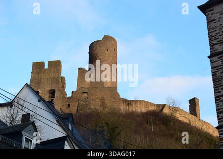 Schloss Löwenburg oberhalb Monreal in der Eifel im Winter Stockfoto