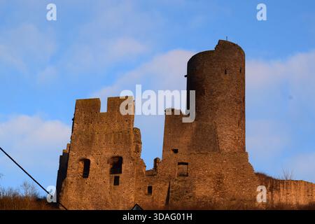 Schloss Löwenburg oberhalb Monreal in der Eifel im Winter Stockfoto