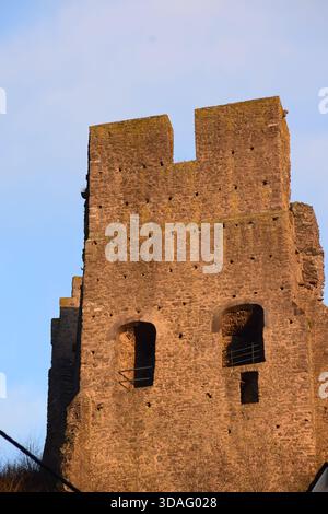 Schloss Löwenburg oberhalb Monreal in der Eifel im Winter Stockfoto