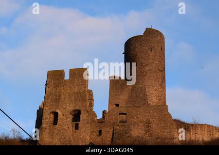 Schloss Löwenburg oberhalb Monreal in der Eifel im Winter Stockfoto