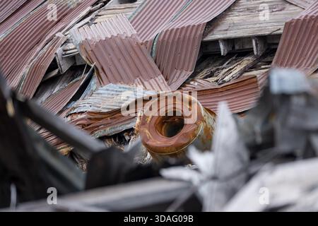 Alte, heruntergekommene Mine mit vielen rostigen Teilen, Wellblechen und Anlagen. Stockfoto