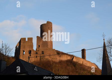 Schloss Löwenburg oberhalb Monreal in der Eifel im Winter Stockfoto