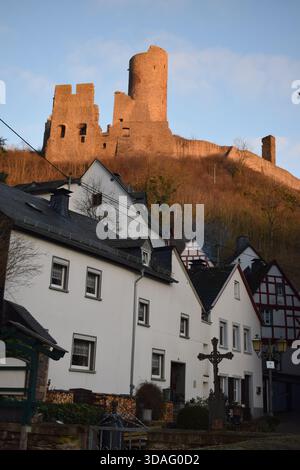 Schloss Löwenburg oberhalb Monreal in der Eifel im Winter Stockfoto