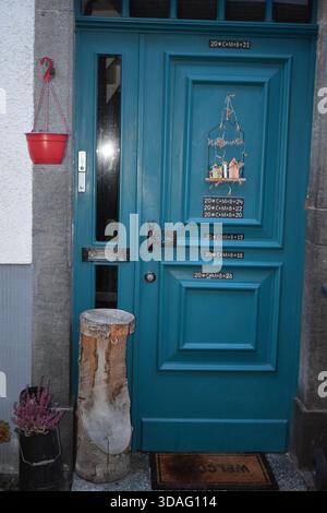 Verwitterte alte Holztür Stockfoto