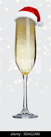 Sekt im Glas mit kleinem Weihnachtsmann-Hut auf weißem Hintergrund Stockfoto