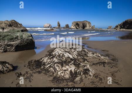Weitwinkelaufnahme von Meeresstapeln und Felsen am Bandon Beach in Oregon. Stockfoto