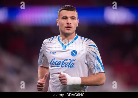 Lisboa, Lisboa, Portugal. Dezember 2025. LISSABON, PORTUGAL – 10. DEZEMBER: ALESSANDRO BUONGIORNO vom SSC Neapel wird am 10. Dezember 2025 in Lisboa, Portugal, im Rahmen des 6. Spielrunde der UEFA Champions League 2025/26 zwischen SL Benfica und SSC Napoli SC im Estadio do Sport Lisboa e Benfica im Rahmen des Aufwärmvorgangs gesehen (Foto: © Miguel Lemos/ZUMA Press Wire). Nicht für kommerzielle ZWECKE! Stockfoto