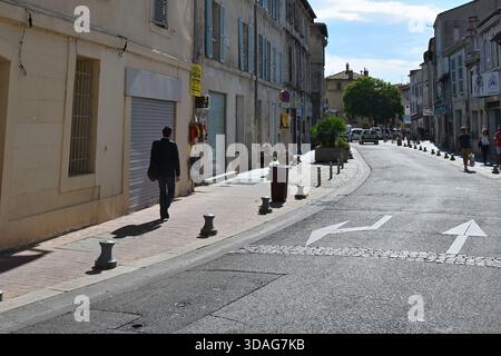 Avignon, Frankreich - 12. Juli 2014: Straßenszene in Avignon. Avignon ist eine berühmte und bei Touristen sehr beliebte Stadt in der Provence in Südfrankreich Stockfoto