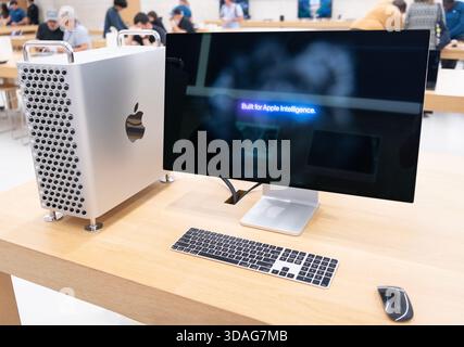 Miami, Florida, USA – 01. Oktober 2025: Apple Pro Display XDR. Mac Pro Computer der neuen Generation. Digitaler Gerätespeicher mit Apple Pro Display. Apfel Stockfoto