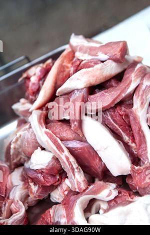 Schweinefleisch, geschnitten auf dem Metzgerblock Stockfoto