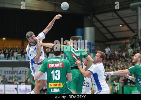 Jacob Lassen (9, HSV Hamburg Hamburg) wirft vom Hinterhof. Handball, DAIKIN HBL, 1. Bundesliga, Saison 2025/2026, Spieltag 16: SC DHfK Leipzig vs. Handball Sport Verein Hamburg am 10. Dezember 2025 in der Quarterback Immobilien Arena Stockfoto