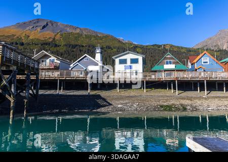 Eine Reihe von bunten Holzläden und Geschäften entlang der Küste der Resurrection Bay in Alaska. Stockfoto