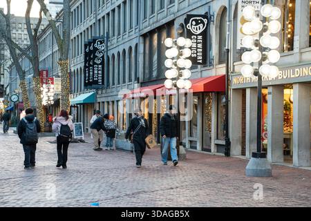 Boston, Massachusetts - 5. Dezember 2025: Im Freien vom Quincy Market aus gesehen, Faneuil Hall im historischen Boston während der Weihnachtsfeiertage. Stockfoto