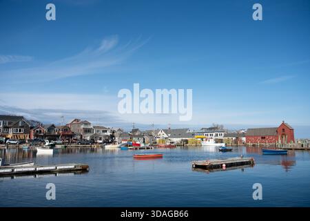 Rockport, Massachusetts - 7. Dezember 2025: Historischer Fischschuppen, Motiv Nr. 1 und umliegende Anlegestelle, von Rockport Massachusetts aus gesehen Stockfoto