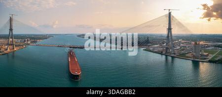 Super Panoramablick auf ein Binnenschiff unter der neu errichteten Gordie Howe International Bridge über die Grenze zu den USA und Kanada in Detroit Stockfoto