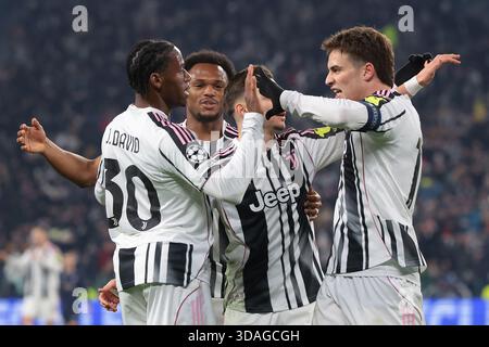 Turin, Italien. Dezember 2025. Jonathan David von Juventus feiert mit seinen Teamkollegen Lois Openda, Francisco Conceicao und Kenan Yildiz, nachdem er den Gastgeber beim Spiel Juventus gegen Pafos FC UEFA Champions League im Juventus-Stadion in Turin einen 2-0er Vorsprung erzielt hatte. Der Bildnachweis sollte lauten: Jonathan Moscrop/Sportimage Credit: Sportimage Ltd/Alamy Live News Stockfoto