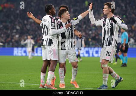 Turin, Italien. Dezember 2025. Jonathan David von Juventus feiert mit seinen Teamkollegen Lois Openda, Francisco Conceicao und Kenan Yildiz, nachdem er den Gastgeber beim Spiel Juventus gegen Pafos FC UEFA Champions League im Juventus-Stadion in Turin einen 2-0er Vorsprung erzielt hatte. Der Bildnachweis sollte lauten: Jonathan Moscrop/Sportimage Credit: Sportimage Ltd/Alamy Live News Stockfoto