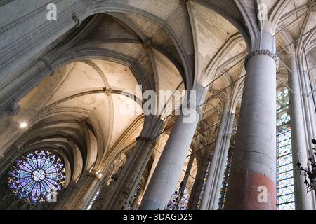 Toulouse, Frankreich - 21. April 2025: Majestätisches Inneres der Kathedrale von Carcassonne mit komplizierter Architektur und atemberaubenden Buntglasfenstern Stockfoto