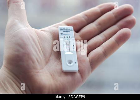 Positives Testergebnis für Coronavirus, Test mit SARS-CoV-2 Schnellantigen-Test Stockfoto