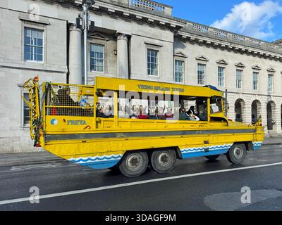 Dublin, Irland - 19. Oktober 2025: Viking Splash Tour mit dem Entenboot, das auf einer öffentlichen Straße vorbeifährt. Stockfoto