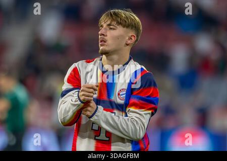 Dortmund, Deutschland 09. Dezember 2025: Champions League - 2025/2026 - FC Bayern München gegen Sporting Lissabon im Bild: Lennart Karl (FCB) wärmt auf Stockfoto