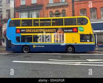 Dublin, Irland - 21. Oktober 2025: Doppeldeckerbus TFI (Transport for Ireland). Stockfoto