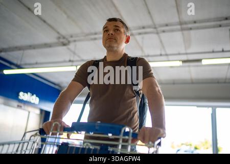 Mann mit Einkaufswagen im Laden Stockfoto